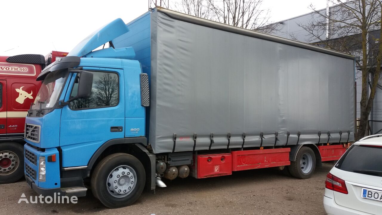 Volvo FM 300 camión con lona corredera