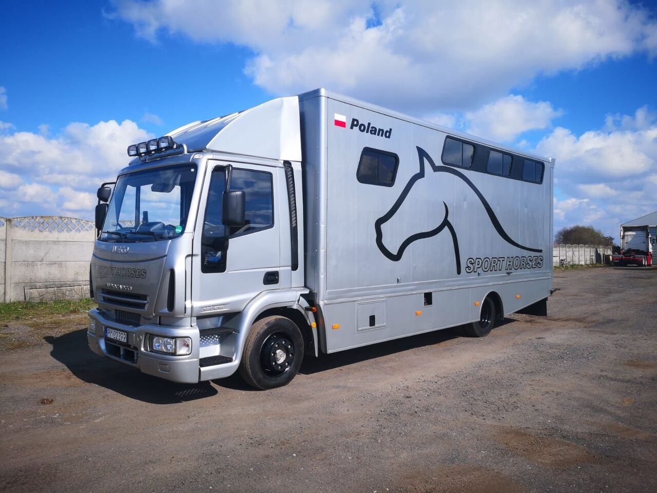IVECO Eurocargo 120E18  camión para caballos
